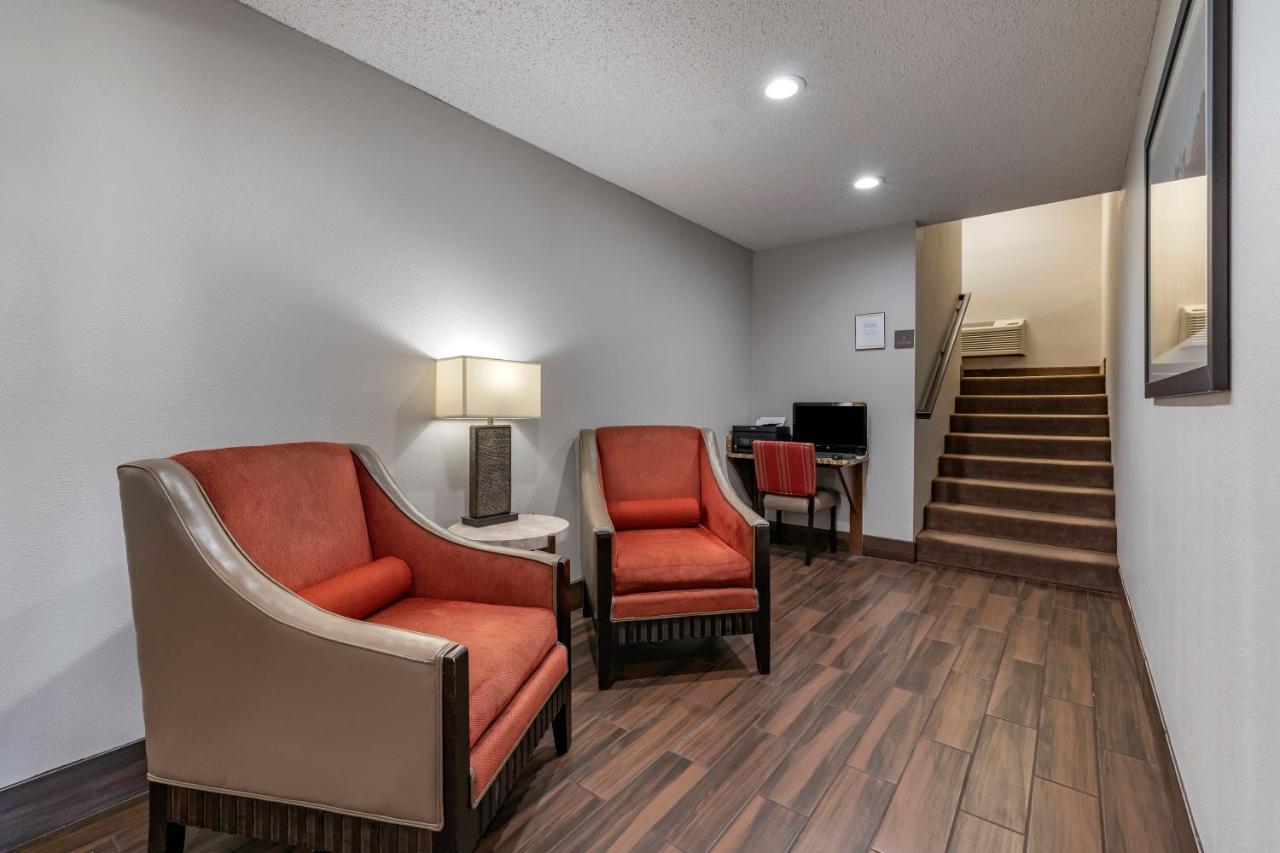 Comfort Inn & Suites Hays I-70 Buitenkant foto