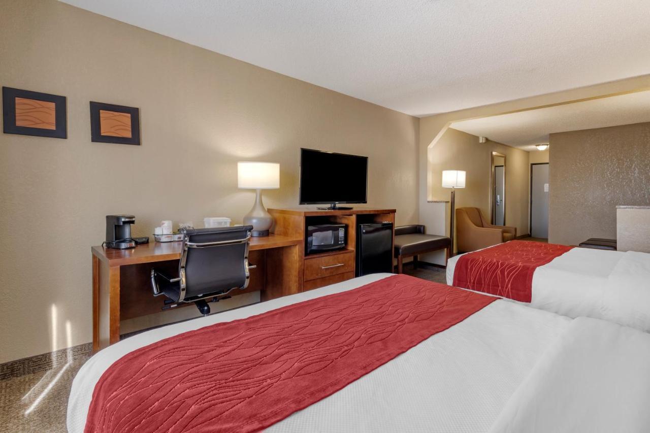 Comfort Inn & Suites Hays I-70 Buitenkant foto