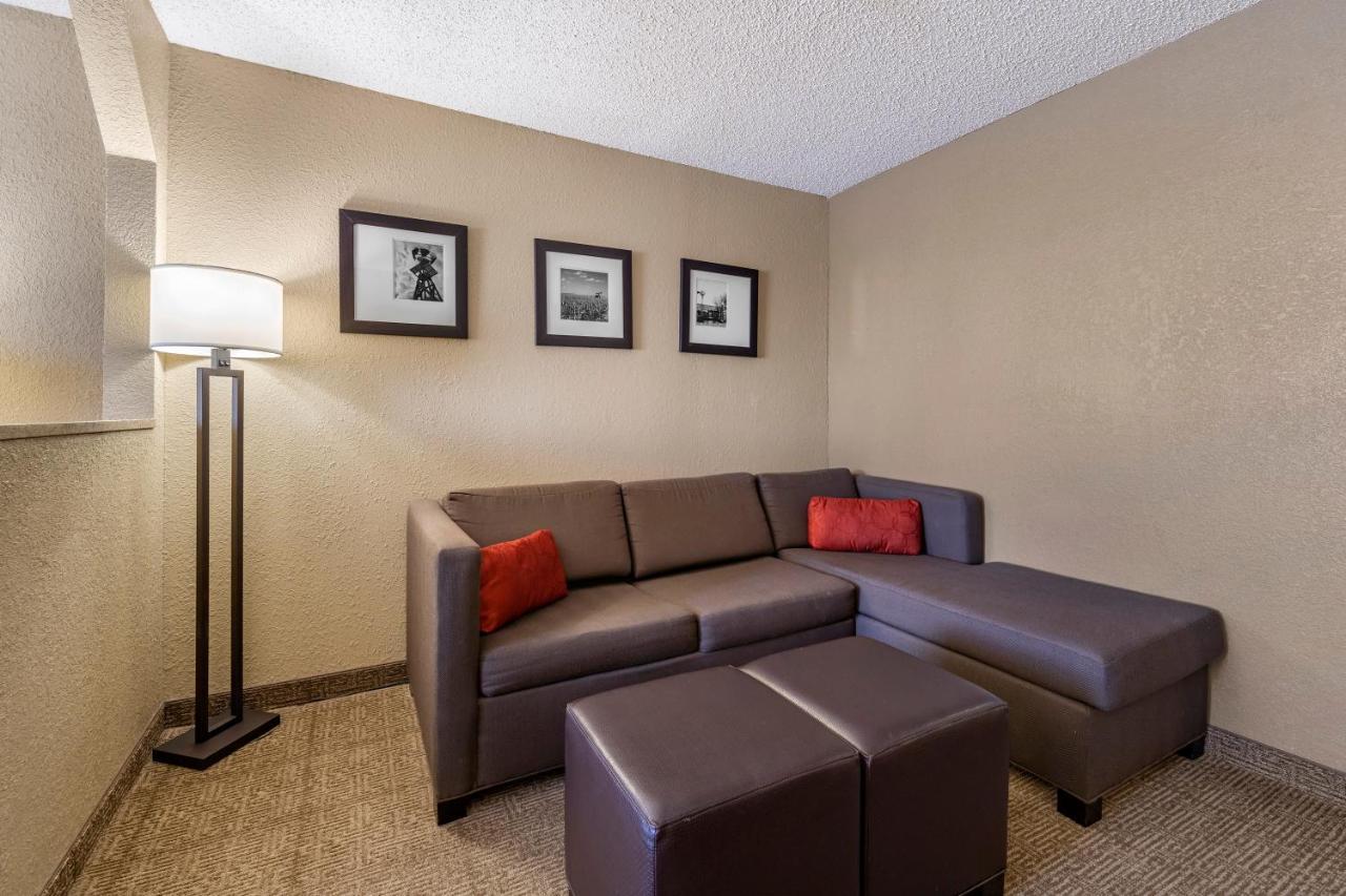 Comfort Inn & Suites Hays I-70 Buitenkant foto